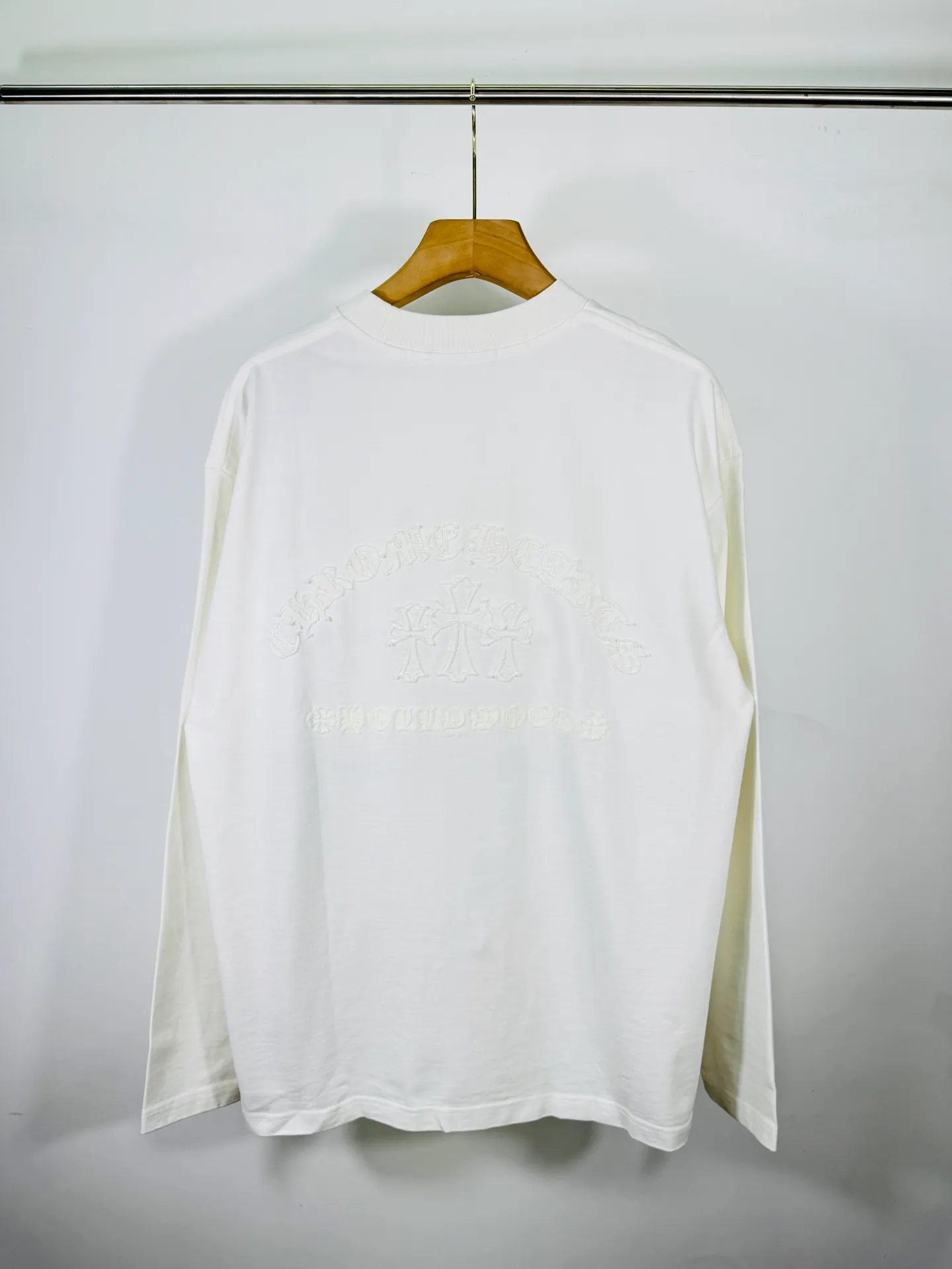 P280 top version, real shot without P, ​​different from market currency) 𝗖𝗵𝗿𝗼𝗺𝗲 𝗛𝗲𝗮𝗿𝘁𝘀/Cro Heart 2025 Autumn and Winter Horseshoe Cross Appliqué Embroidered Couple Casual Long Sleeve 👑The highest version! Customized fabric 320g fabric! Horseshoe cross patch is a best-selling model at the counter and is very comfortable to wear. Accessories: original molded and authenticated collar label➕100% silk wash label. Genuine purchase-grade original hangtag➕matching hanging rope➕3D hanging beads➕original packaging bag. Craftsmanship: The original version has consistent wiring! The highest version of the armhole matching technique! Color: Black White Size: S M L XL XXL